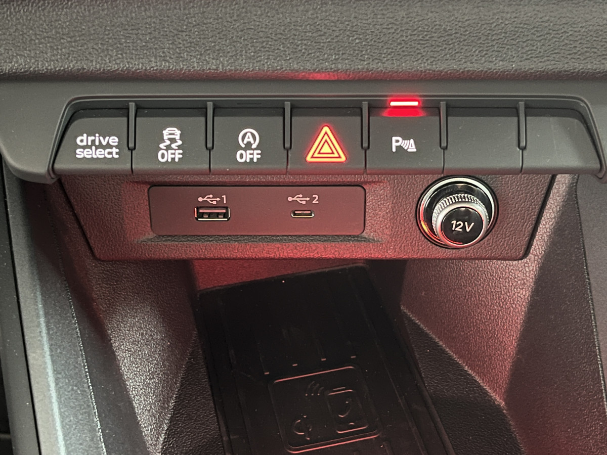 AUDI A1 SPORTBACK  40 TFSI 2,0  200  FULL S-LINE S-TRONIC 6  GPS CAMERA KEYLESS APPLE CARPLAY  HIFI BANG&OLUFSEN FULL LED REGULATEUR ADAPTATIF LIMITEUR  DRIVE SELECT DIGITAL COCKPIT PARKPILOT JANTES ALU 18   ETAT NEUF