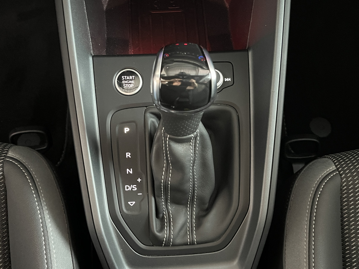 AUDI A1 SPORTBACK  40 TFSI 2,0  200  FULL S-LINE S-TRONIC 6  GPS CAMERA KEYLESS APPLE CARPLAY  HIFI BANG&OLUFSEN FULL LED REGULATEUR ADAPTATIF LIMITEUR  DRIVE SELECT DIGITAL COCKPIT PARKPILOT JANTES ALU 18   ETAT NEUF