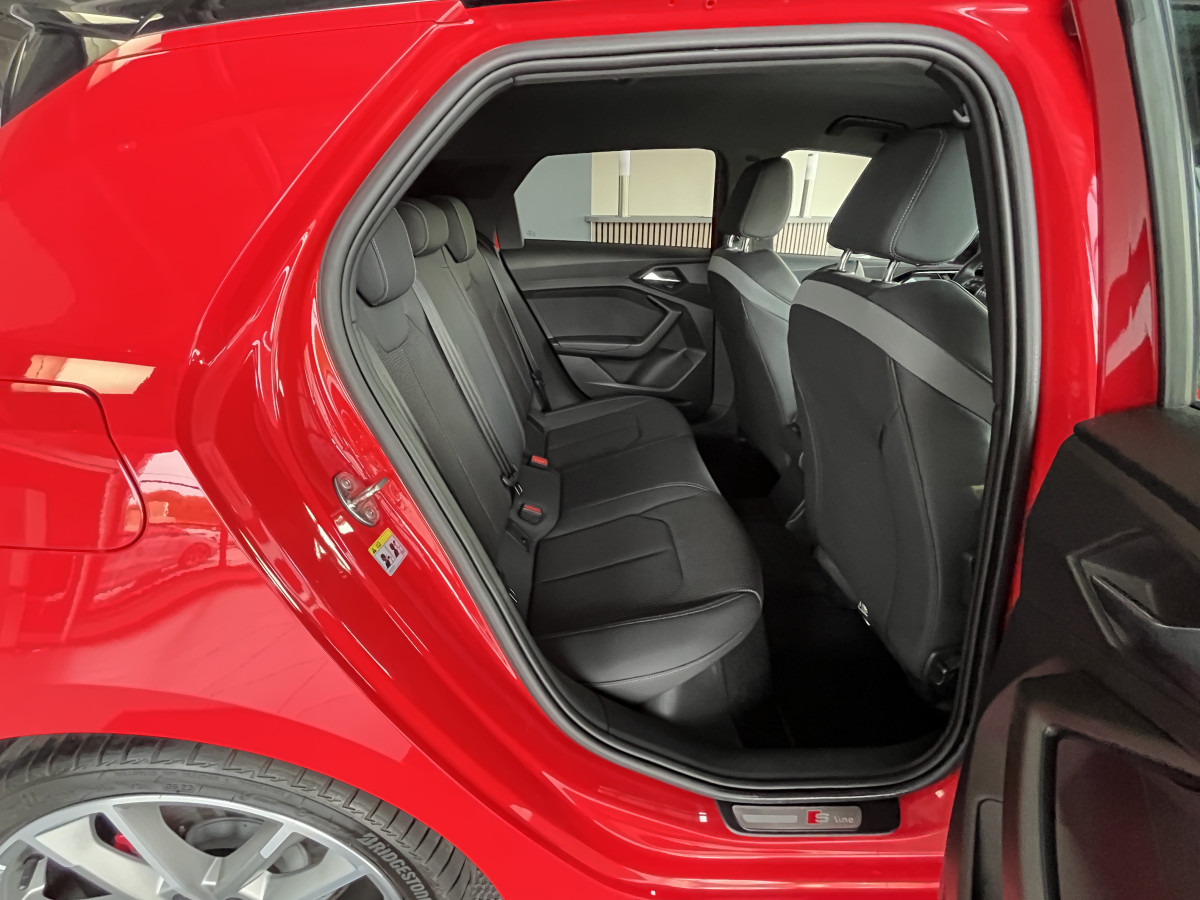 AUDI A1 SPORTBACK  40 TFSI 2,0  200  FULL S-LINE S-TRONIC 6  GPS CAMERA KEYLESS APPLE CARPLAY  HIFI BANG&OLUFSEN FULL LED REGULATEUR ADAPTATIF LIMITEUR  DRIVE SELECT DIGITAL COCKPIT PARKPILOT JANTES ALU 18   ETAT NEUF