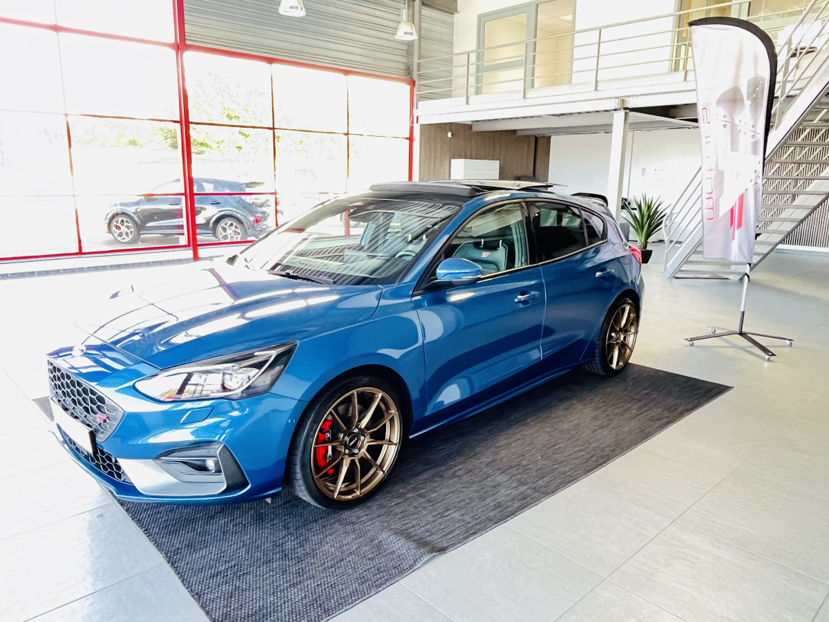 FORD FOCUS ST 2,3 280 PACK PERFORMANCE TOIT PANORAMIQUE  OUVRANT GPS CAMERA ATTELAGE HIFI B&O KEYLESS APPLE CARPLAY FULL LED PARK PILOT  ECHAPPEMENT MILTEK EXCELLENT ETAT