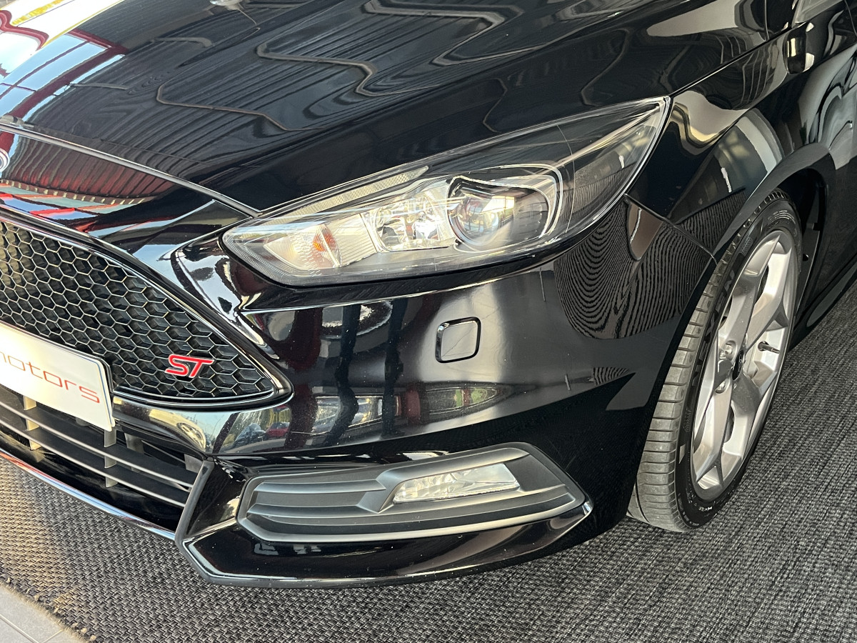 FORD FOCUS ST 2,0 250  GPS  REGULATEUR LIMITEUR BI XENON APPLE CARPLAY KEYLESS  PARK PILOT PACK HIVER RECARO  BLUETOOTH EXCELLENT ETAT