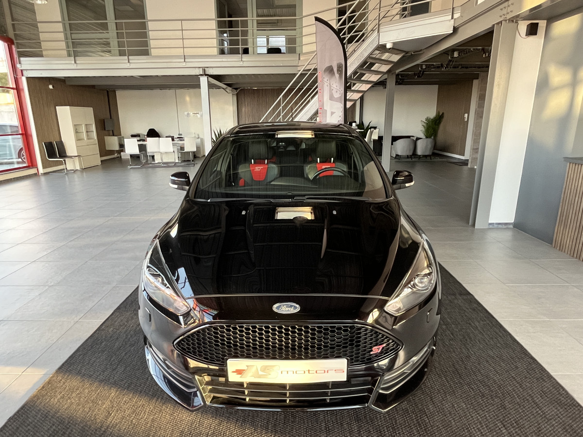 FORD FOCUS ST 2,0 250  GPS  REGULATEUR LIMITEUR BI XENON APPLE CARPLAY KEYLESS  PARK PILOT PACK HIVER RECARO  BLUETOOTH EXCELLENT ETAT