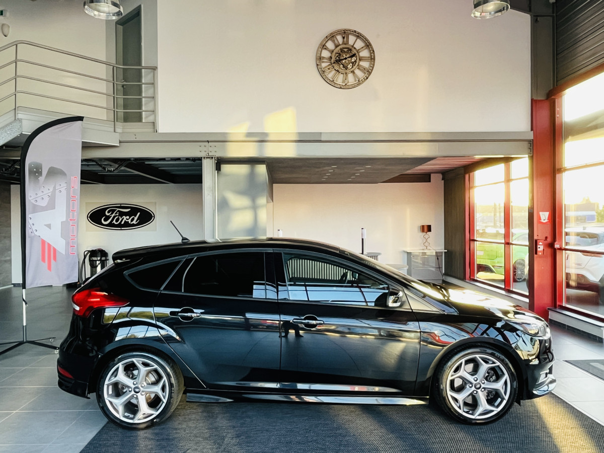 FORD FOCUS ST 2,0 250  GPS  REGULATEUR LIMITEUR BI XENON APPLE CARPLAY KEYLESS  PARK PILOT PACK HIVER RECARO  BLUETOOTH EXCELLENT ETAT