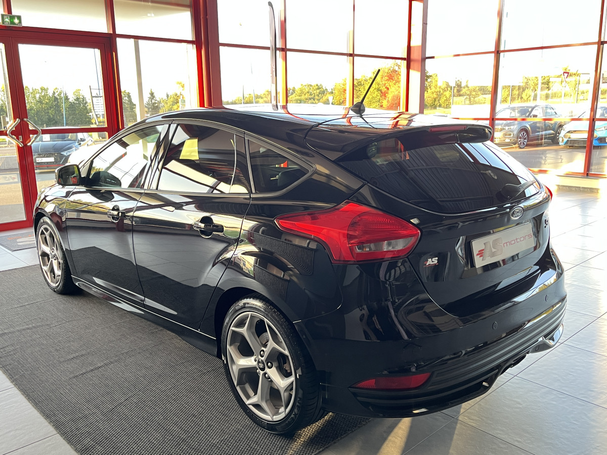 FORD FOCUS ST 2,0 250  GPS  REGULATEUR LIMITEUR BI XENON APPLE CARPLAY KEYLESS  PARK PILOT PACK HIVER RECARO  BLUETOOTH EXCELLENT ETAT