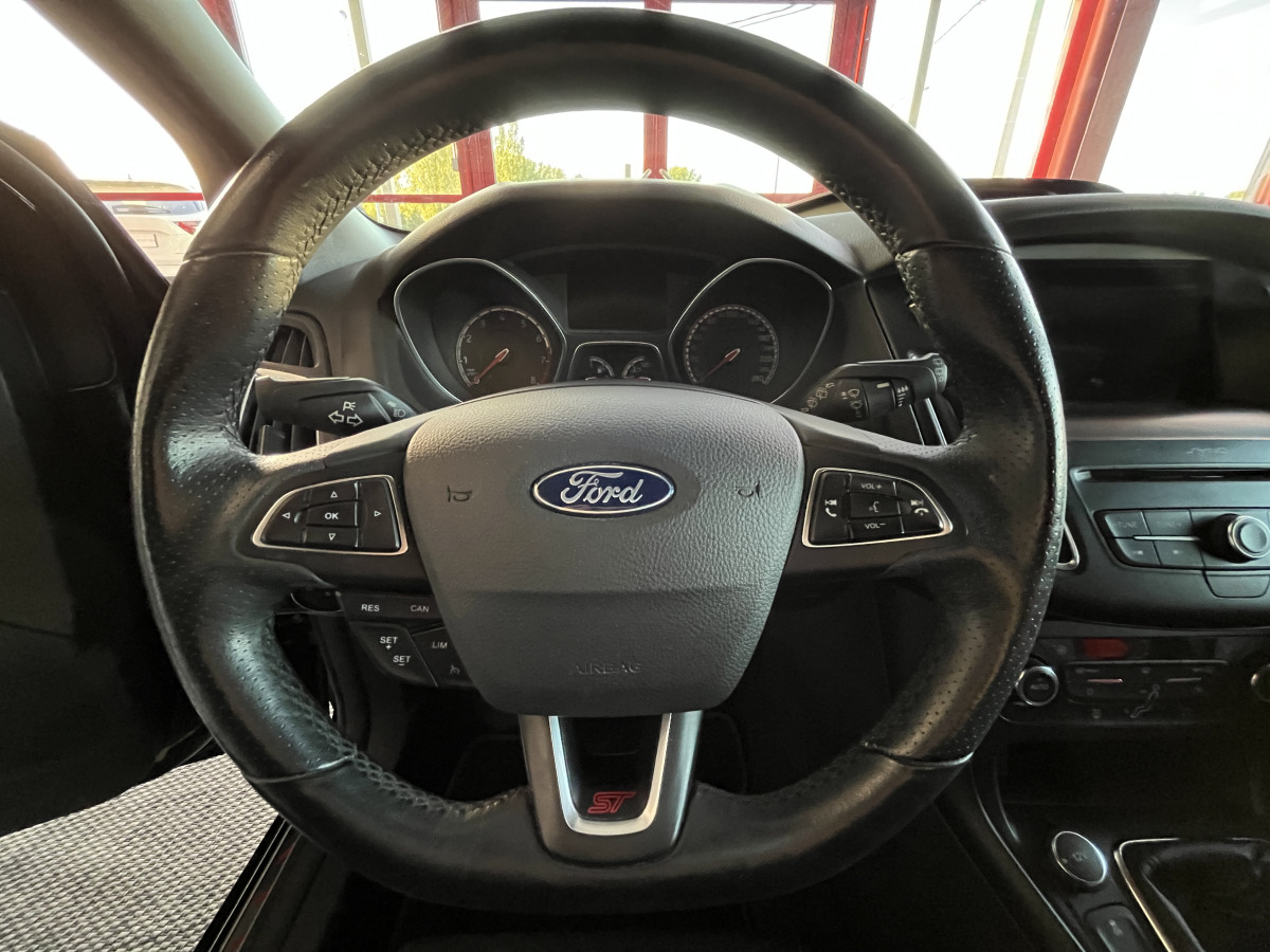 FORD FOCUS ST 2,0 250  GPS  REGULATEUR LIMITEUR BI XENON APPLE CARPLAY KEYLESS  PARK PILOT PACK HIVER RECARO  BLUETOOTH EXCELLENT ETAT