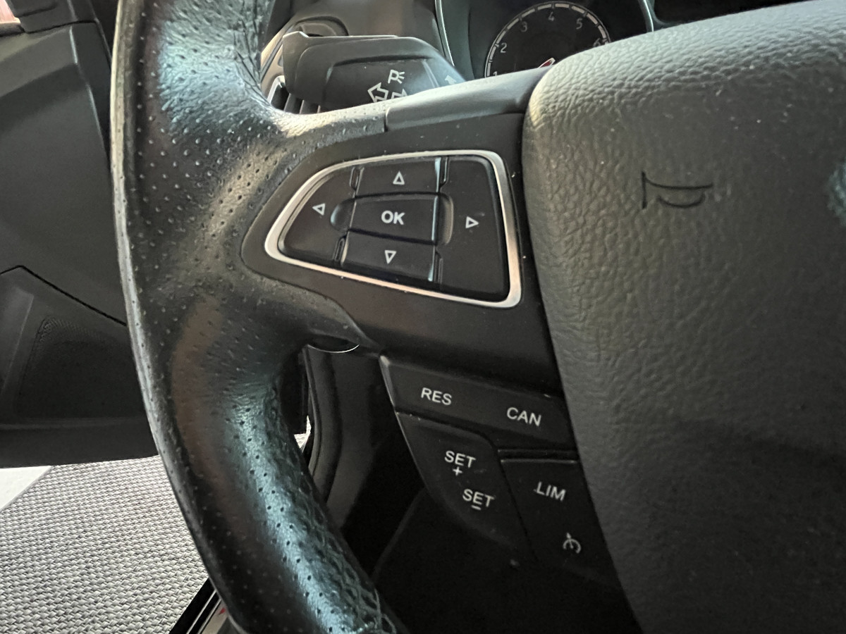 FORD FOCUS ST 2,0 250  GPS  REGULATEUR LIMITEUR BI XENON APPLE CARPLAY KEYLESS  PARK PILOT PACK HIVER RECARO  BLUETOOTH EXCELLENT ETAT