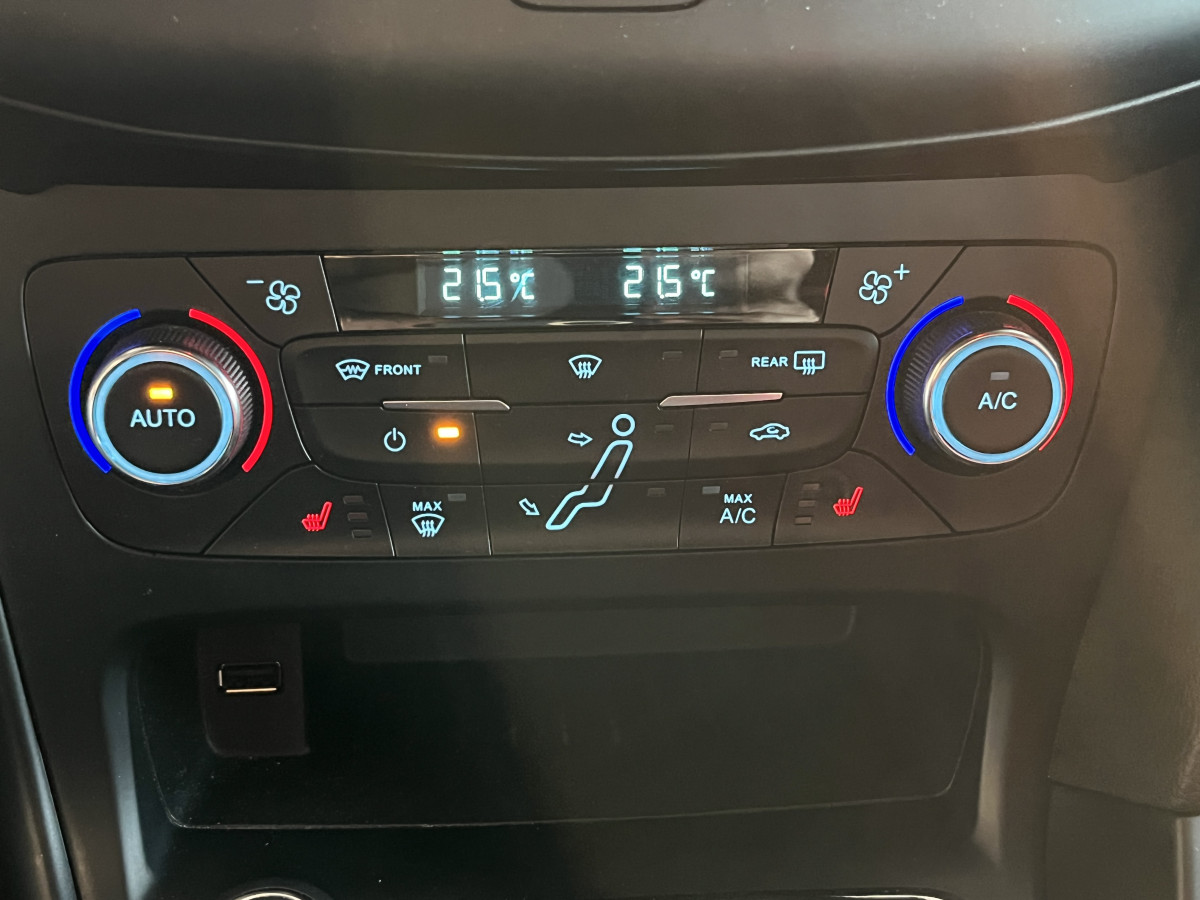 FORD FOCUS ST 2,0 250  GPS  REGULATEUR LIMITEUR BI XENON APPLE CARPLAY KEYLESS  PARK PILOT PACK HIVER RECARO  BLUETOOTH EXCELLENT ETAT