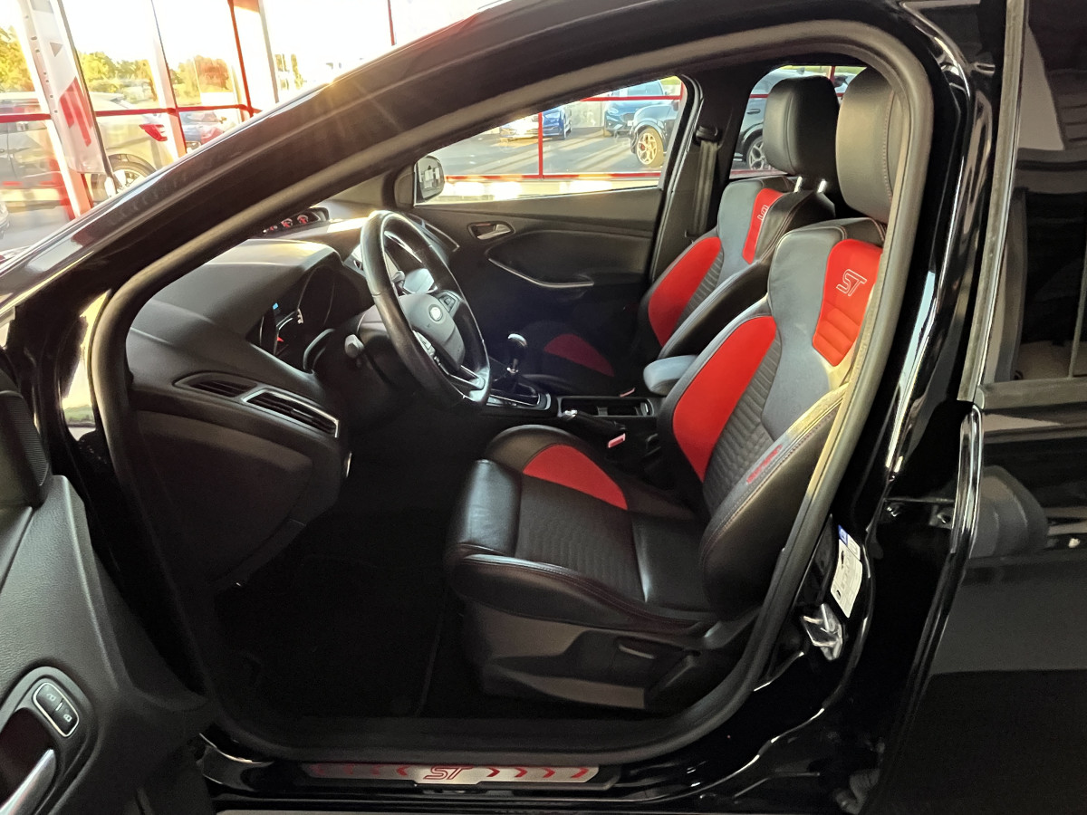FORD FOCUS ST 2,0 250  GPS  REGULATEUR LIMITEUR BI XENON APPLE CARPLAY KEYLESS  PARK PILOT PACK HIVER RECARO  BLUETOOTH EXCELLENT ETAT