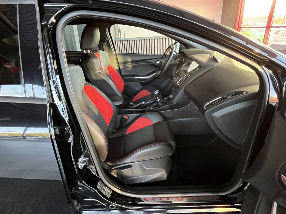 FORD FOCUS ST 2,0 250  GPS  REGULATEUR LIMITEUR BI XENON APPLE CARPLAY KEYLESS  PARK PILOT PACK HIVER RECARO  BLUETOOTH EXCELLENT ETAT