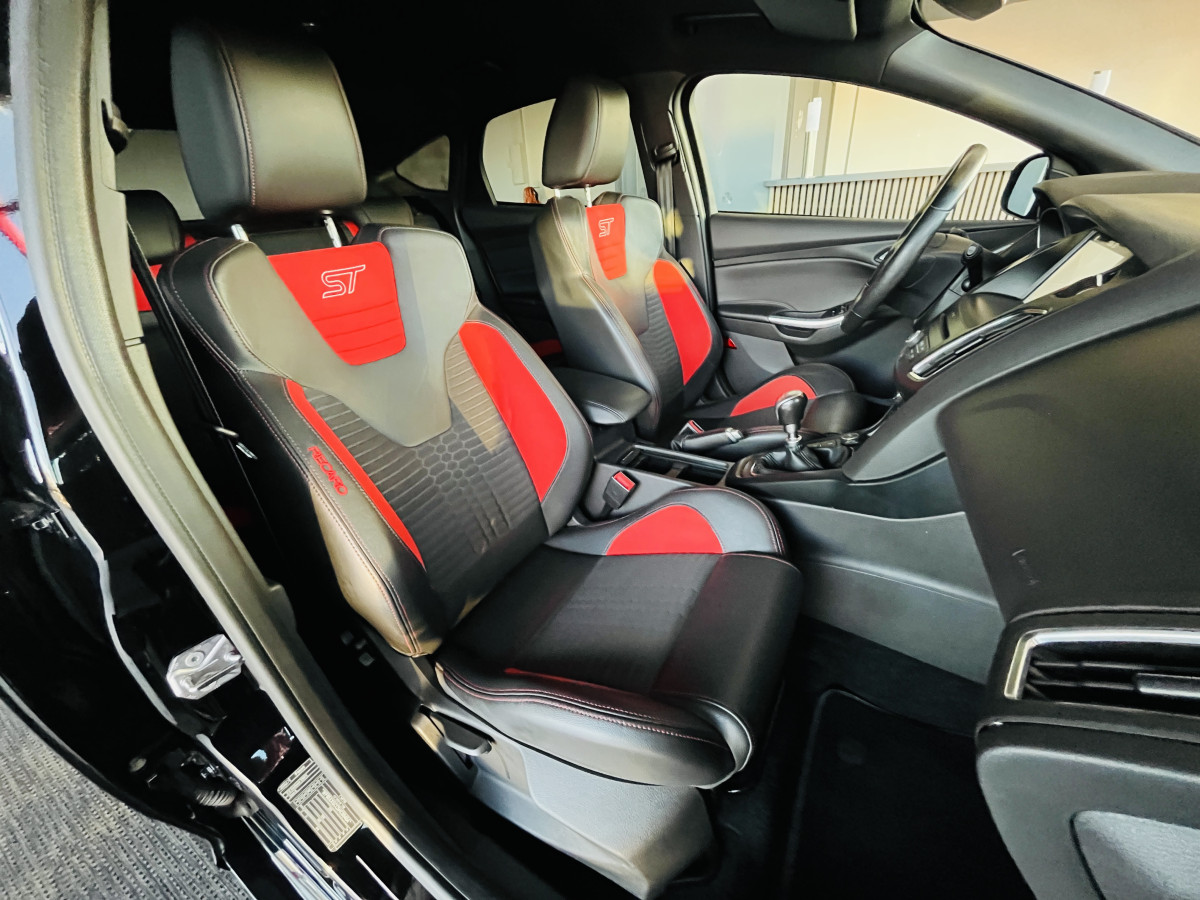 FORD FOCUS ST 2,0 250  GPS  REGULATEUR LIMITEUR BI XENON APPLE CARPLAY KEYLESS  PARK PILOT PACK HIVER RECARO  BLUETOOTH EXCELLENT ETAT