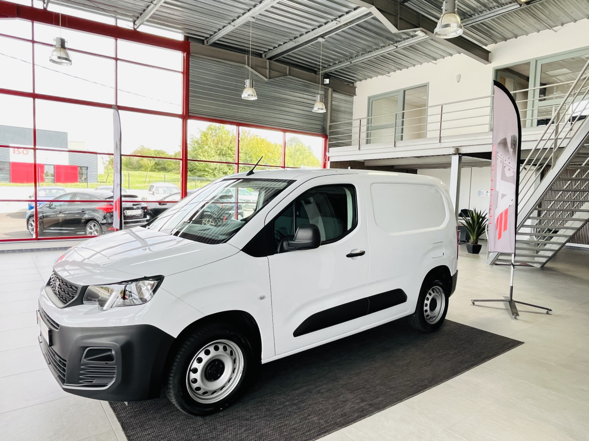 PEUGEOT PARTNER FOURGON PREMIUM 1000 KG 1,5 HDI 100 GPS ANDROID APPLE CARPLAY REGULATEUR LIMITEUR ATTELAGE FEUX HALOGENES PARK PILOT ROUE DE SECOOURS 1 ERE MAIN ETAT NEUF