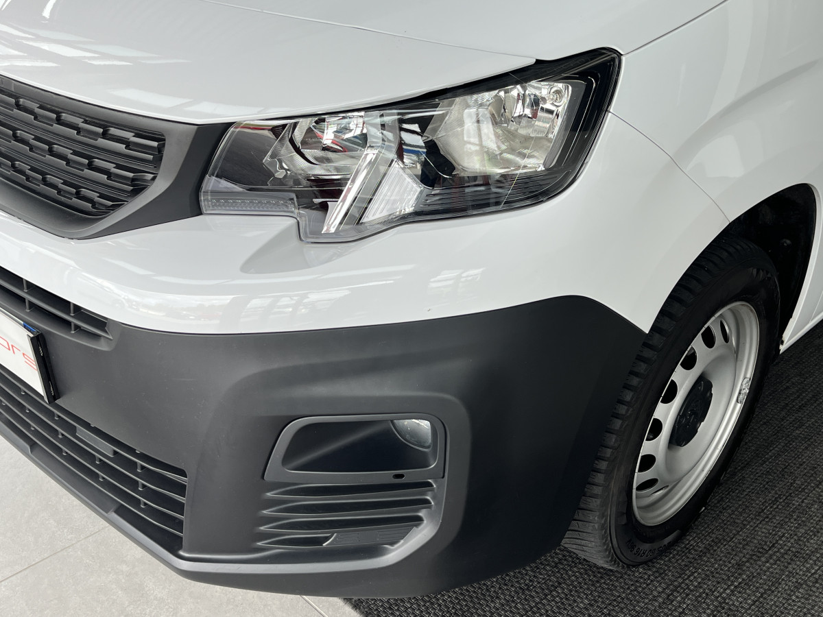 PEUGEOT PARTNER FOURGON PREMIUM 1000 KG 1,5 HDI 100 GPS ANDROID APPLE CARPLAY REGULATEUR LIMITEUR ATTELAGE FEUX HALOGENES PARK PILOT ROUE DE SECOOURS 1 ERE MAIN ETAT NEUF