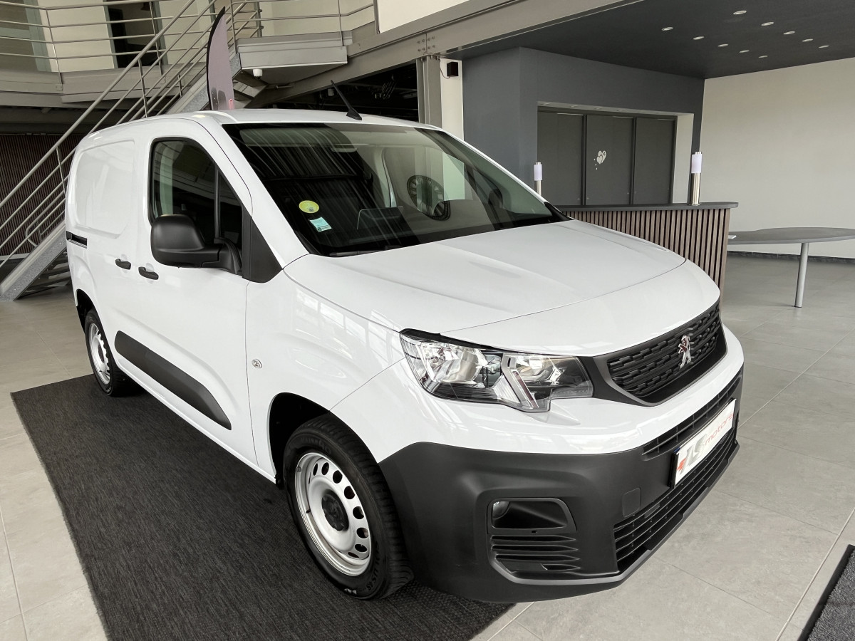 PEUGEOT PARTNER FOURGON PREMIUM 1000 KG 1,5 HDI 100 GPS ANDROID APPLE CARPLAY REGULATEUR LIMITEUR ATTELAGE FEUX HALOGENES PARK PILOT ROUE DE SECOOURS 1 ERE MAIN ETAT NEUF