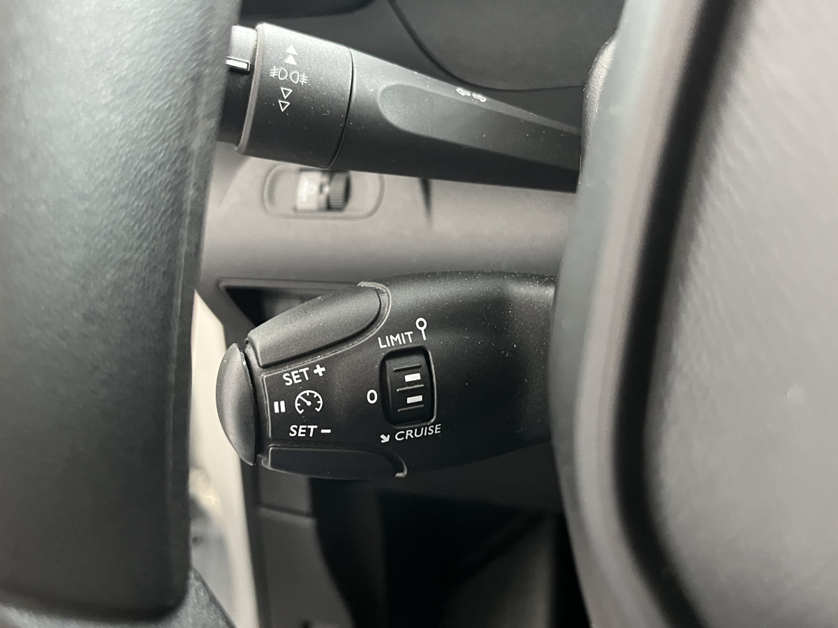 PEUGEOT PARTNER FOURGON PREMIUM 1000 KG 1,5 HDI 100 GPS ANDROID APPLE CARPLAY REGULATEUR LIMITEUR ATTELAGE FEUX HALOGENES PARK PILOT ROUE DE SECOOURS 1 ERE MAIN ETAT NEUF