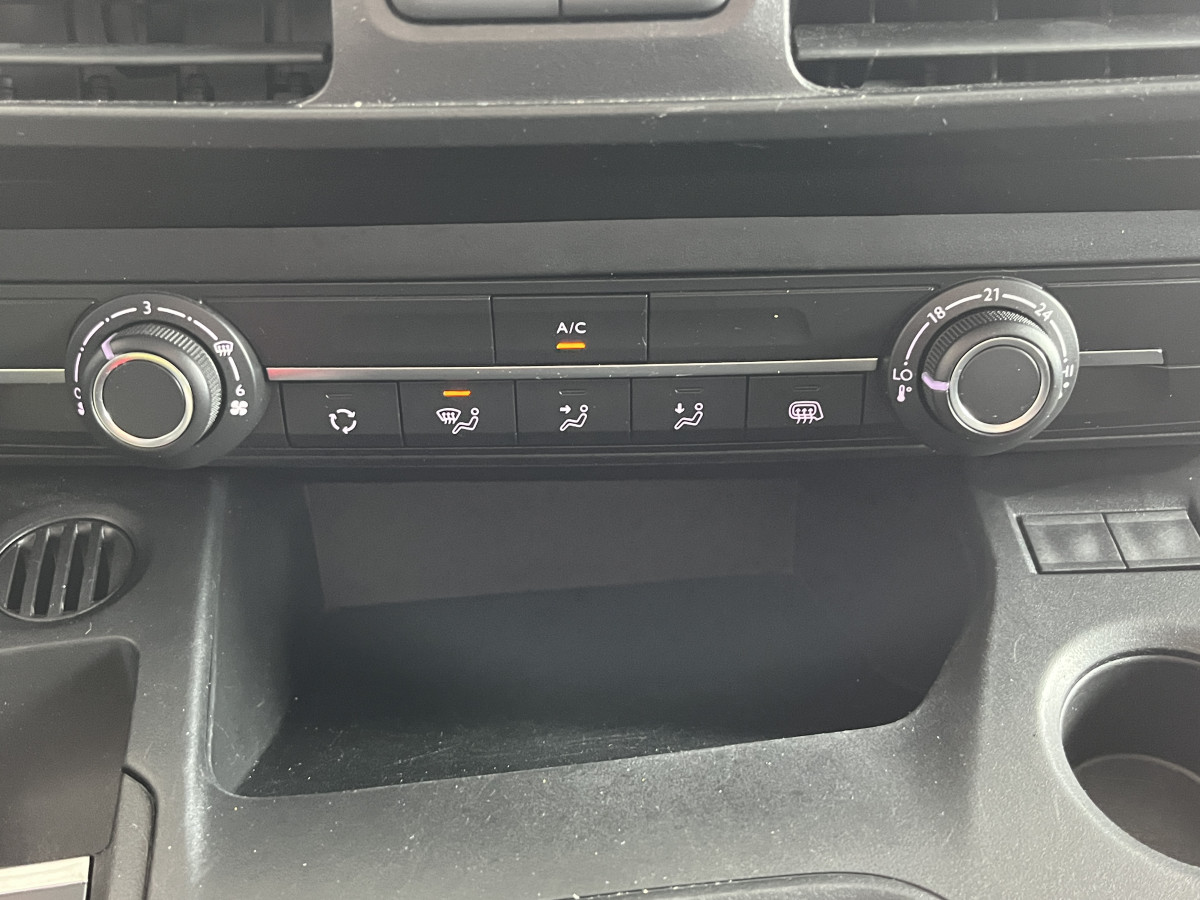 PEUGEOT PARTNER FOURGON PREMIUM 1000 KG 1,5 HDI 100 GPS ANDROID APPLE CARPLAY REGULATEUR LIMITEUR ATTELAGE FEUX HALOGENES PARK PILOT ROUE DE SECOOURS 1 ERE MAIN ETAT NEUF