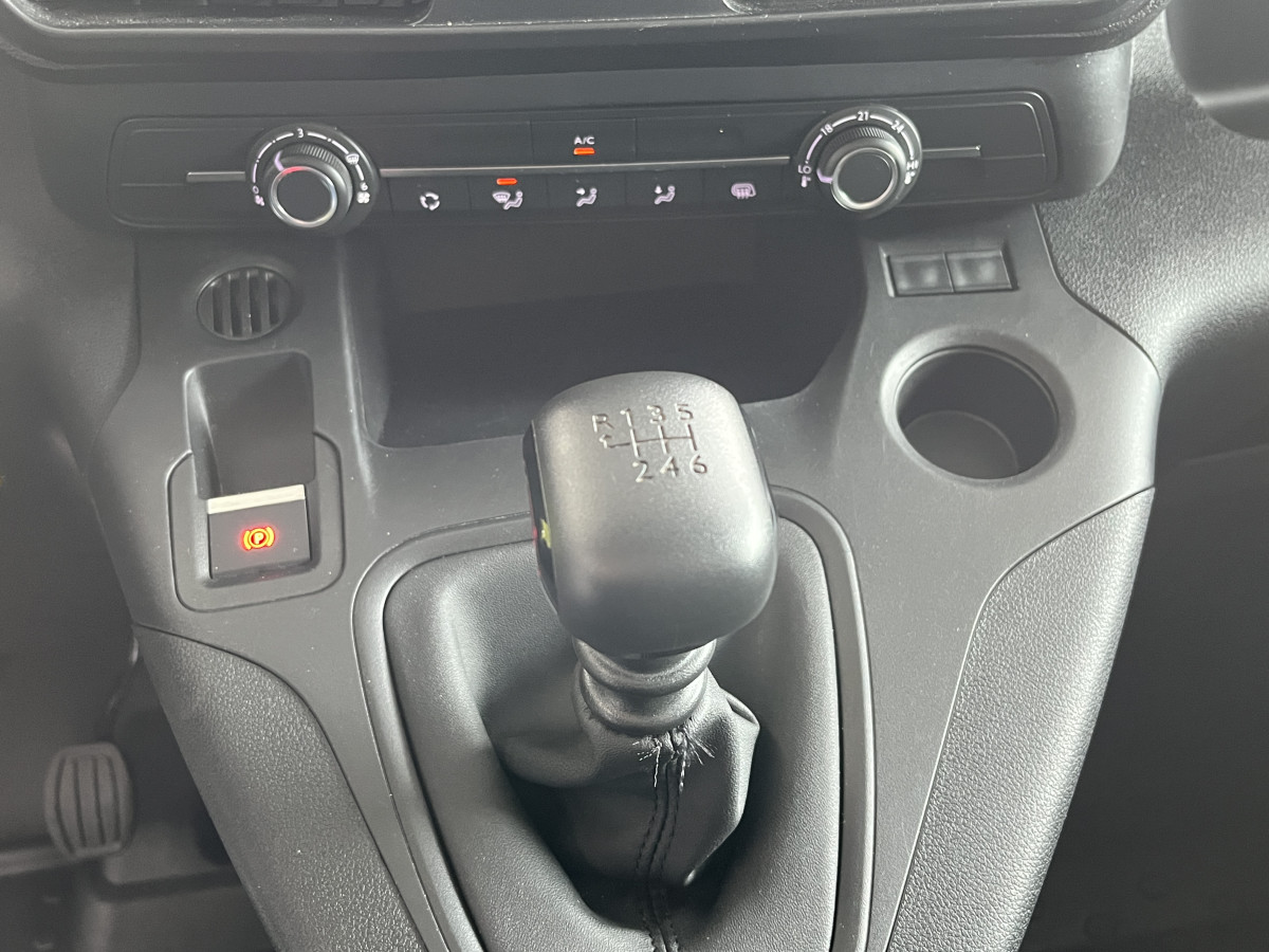 PEUGEOT PARTNER FOURGON PREMIUM 1000 KG 1,5 HDI 100 GPS ANDROID APPLE CARPLAY REGULATEUR LIMITEUR ATTELAGE FEUX HALOGENES PARK PILOT ROUE DE SECOOURS 1 ERE MAIN ETAT NEUF