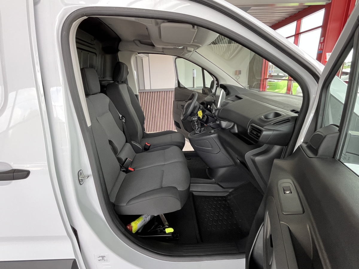 PEUGEOT PARTNER FOURGON PREMIUM 1000 KG 1,5 HDI 100 GPS ANDROID APPLE CARPLAY REGULATEUR LIMITEUR ATTELAGE FEUX HALOGENES PARK PILOT ROUE DE SECOOURS 1 ERE MAIN ETAT NEUF