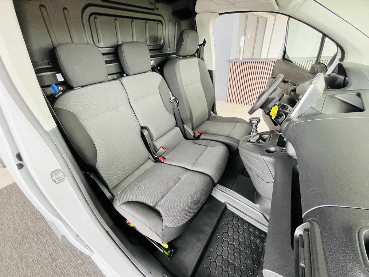PEUGEOT PARTNER FOURGON PREMIUM 1000 KG 1,5 HDI 100 GPS ANDROID APPLE CARPLAY REGULATEUR LIMITEUR ATTELAGE FEUX HALOGENES PARK PILOT ROUE DE SECOOURS 1 ERE MAIN ETAT NEUF