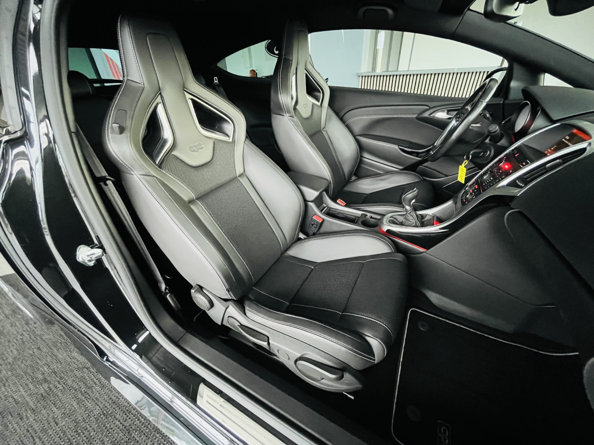 OPEL ASTRA GTC OPC 2,0 TURBO 280 PACK PERFORMANCE GPS BLUETOOTH SIEGES RECARO PERF JANTES 20 BI-XENON PACK APPARENCE FREIN BREMBO PARK PILOT  EXCELLENT ETAT