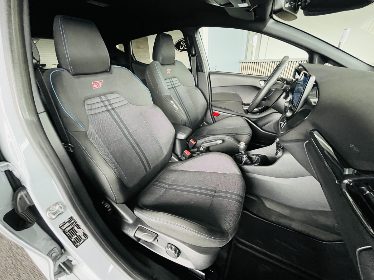 FORD FIESTA ST 1,5 200 PACK PERFORMANCE LAUNCH CONTROL DIFFERENTIEL GPS CAMERA REGULATEUR LIMITEUR  APPLE CARPLAY FULL LED BLUETOOTH RECARO EXCELLENT ETAT