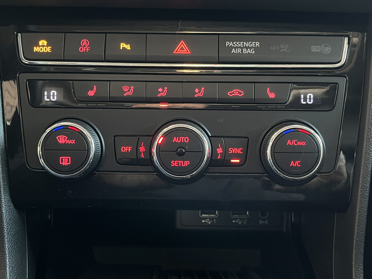 SEAT LEON FR 1,5 TSI 150 TOIT PANORAMIQUE OUVRANT GPS  VIRTUAL COCKPIT HIFI BEATS  APPLE CARPLAY REGULATEUR  FEUX HALOGENE DRIVE SELECT PARK PILOT  EXCELLENT ETAT