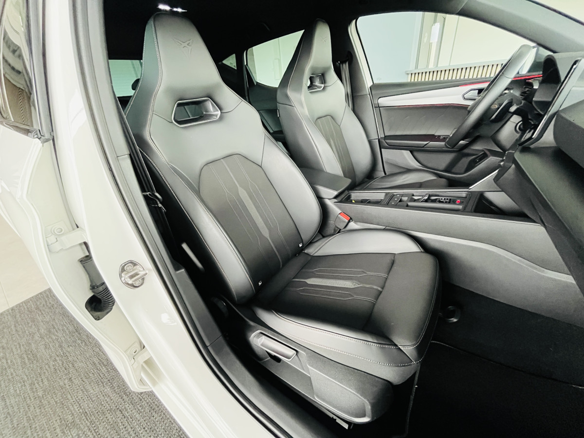 CUPRA LEON 1,4 E-HYBRID 245 DSG6 GPS APPLE CARPLAY KEYLESS FULL LED VIRTUAL COCKPIT PARK PILOT DRIVE PROFILE REGULATEUR LIMITEUR EXCELLENT ETAT