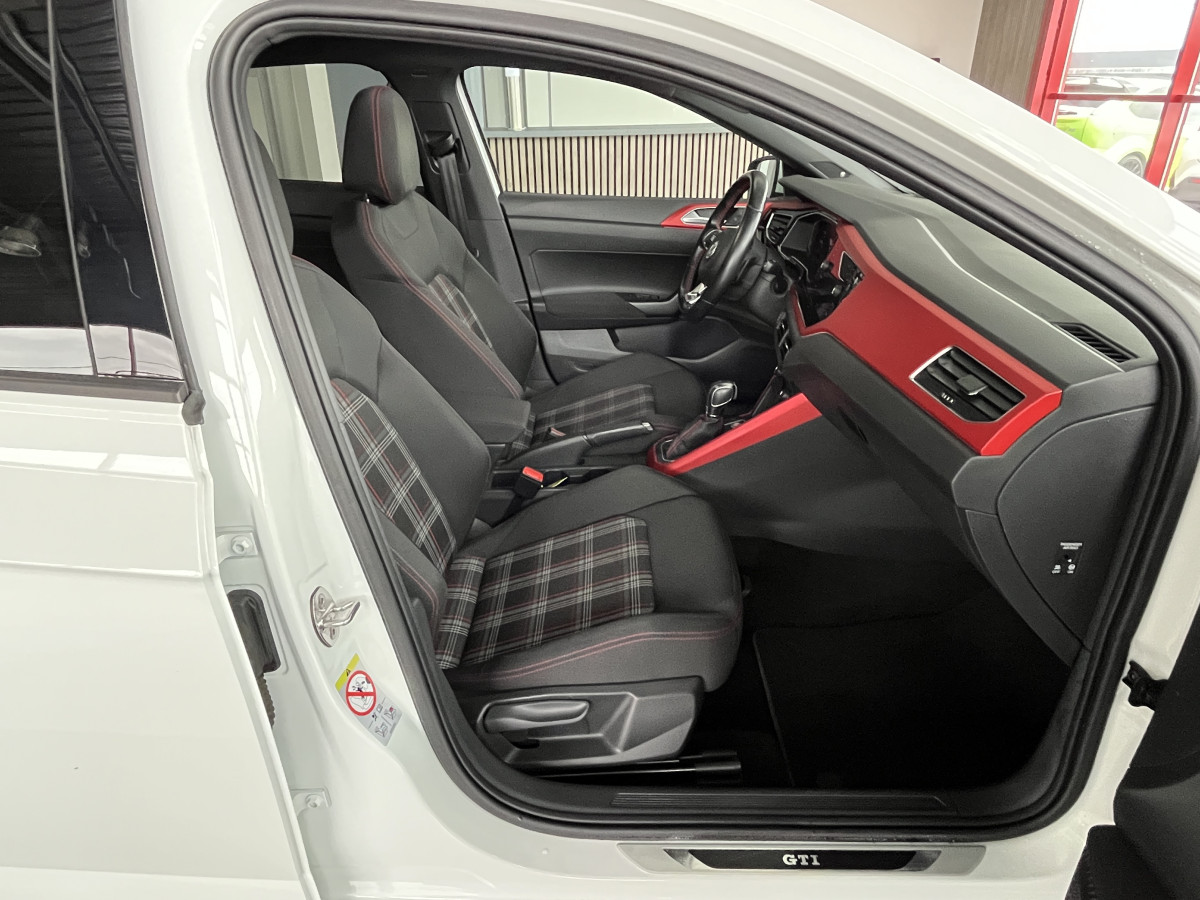 VOLKSWAGEN  POLO 2,0 TSI 200 DSG6 TOIT PANORAMIQUE GPS CAMERA   APPLE CARPLAY HIFI BEATS DMS ACC LIMITEUR PARK PILOT KEYLESS JANTES BRESCIA FULL LED ETAT NEUF
