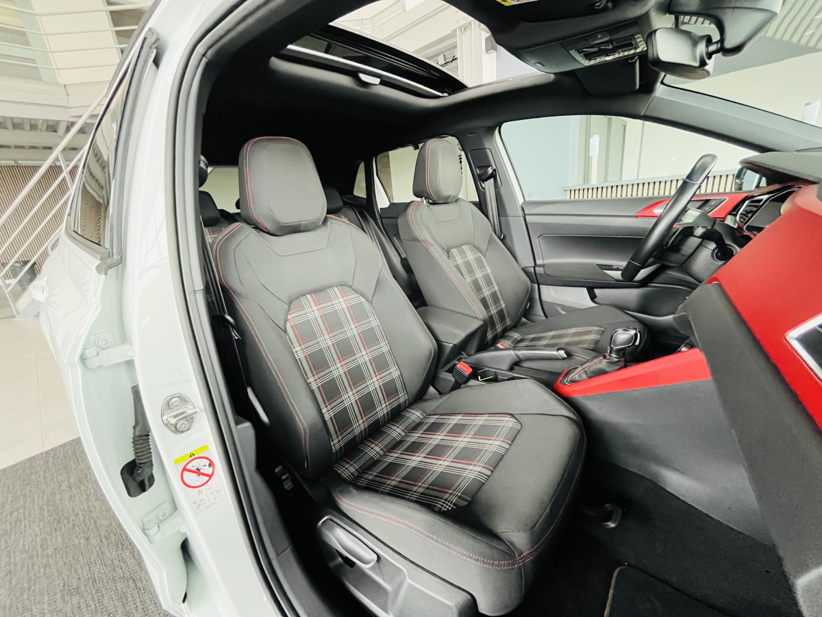 VOLKSWAGEN  POLO 2,0 TSI 200 DSG6 TOIT PANORAMIQUE GPS CAMERA   APPLE CARPLAY HIFI BEATS DMS ACC LIMITEUR PARK PILOT KEYLESS JANTES BRESCIA FULL LED ETAT NEUF