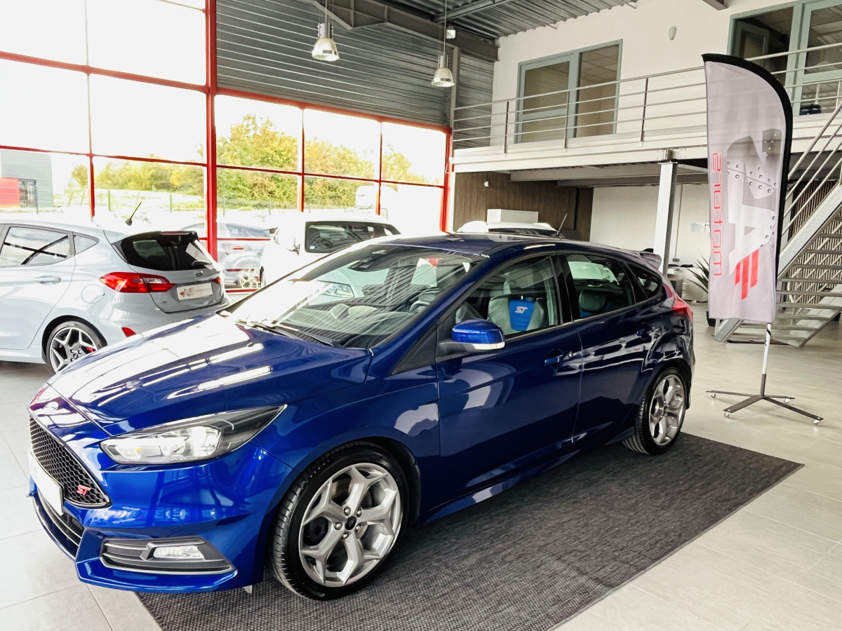 FORD FOCUS ST 2,0 250  GPS  APPLE CARPLAY  FEUX HALOGENE  KEYLESS  PARK PILOT PACK HIVER RECARO  BLUETOOTH EXCELLENT ETAT
