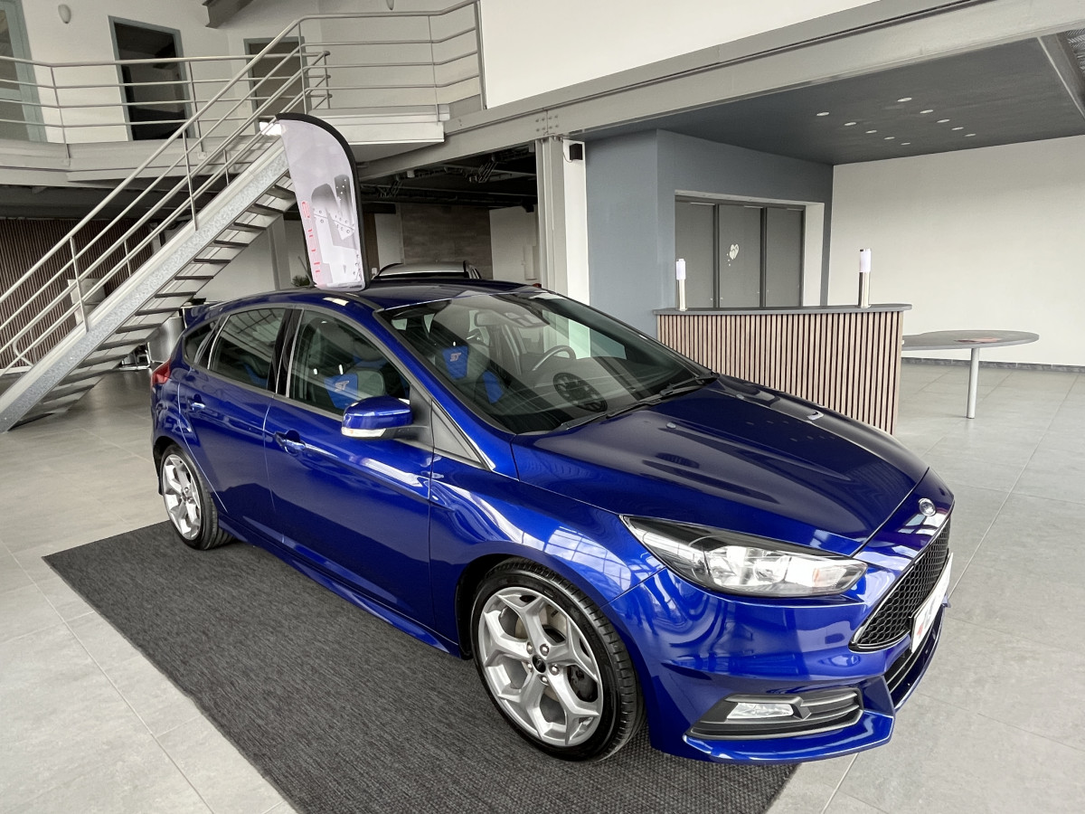 FORD FOCUS ST 2,0 250  GPS  APPLE CARPLAY  FEUX HALOGENE  KEYLESS  PARK PILOT PACK HIVER RECARO  BLUETOOTH EXCELLENT ETAT