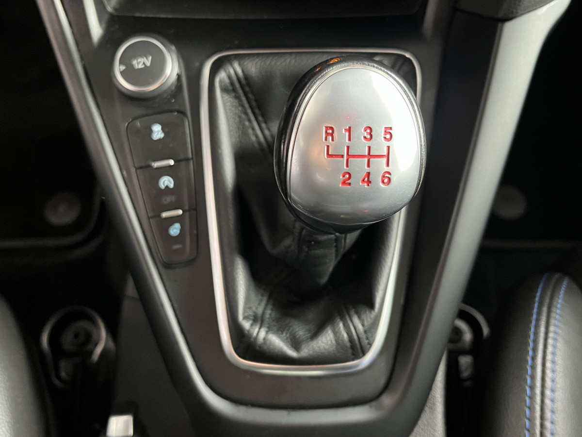 FORD FOCUS ST 2,0 250  GPS  APPLE CARPLAY  FEUX HALOGENE  KEYLESS  PARK PILOT PACK HIVER RECARO  BLUETOOTH EXCELLENT ETAT