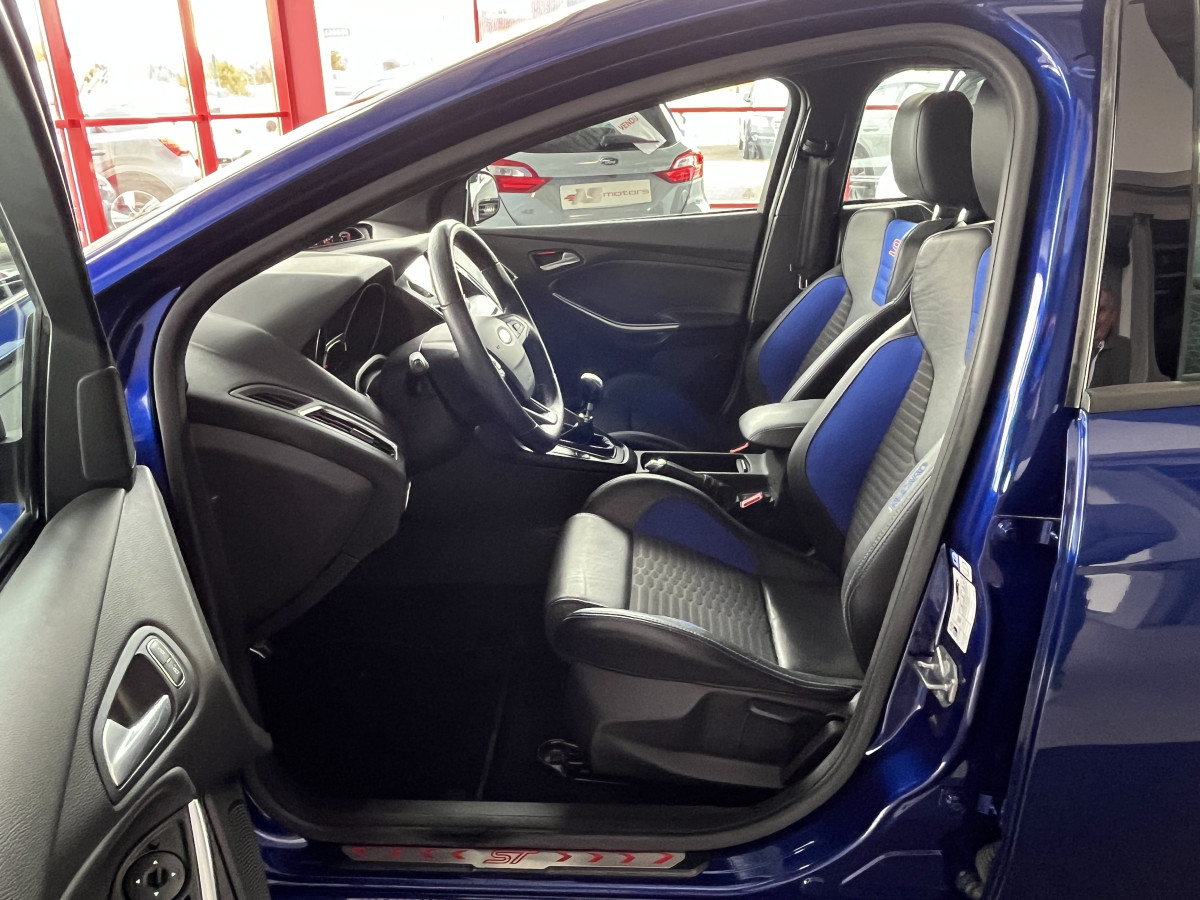 FORD FOCUS ST 2,0 250  GPS  APPLE CARPLAY  FEUX HALOGENE  KEYLESS  PARK PILOT PACK HIVER RECARO  BLUETOOTH EXCELLENT ETAT