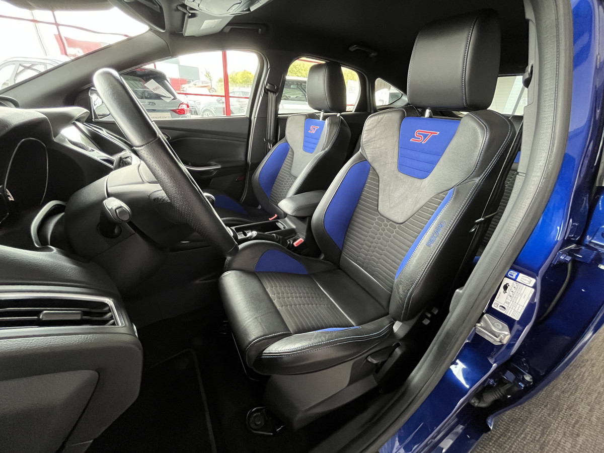 FORD FOCUS ST 2,0 250  GPS  APPLE CARPLAY  FEUX HALOGENE  KEYLESS  PARK PILOT PACK HIVER RECARO  BLUETOOTH EXCELLENT ETAT