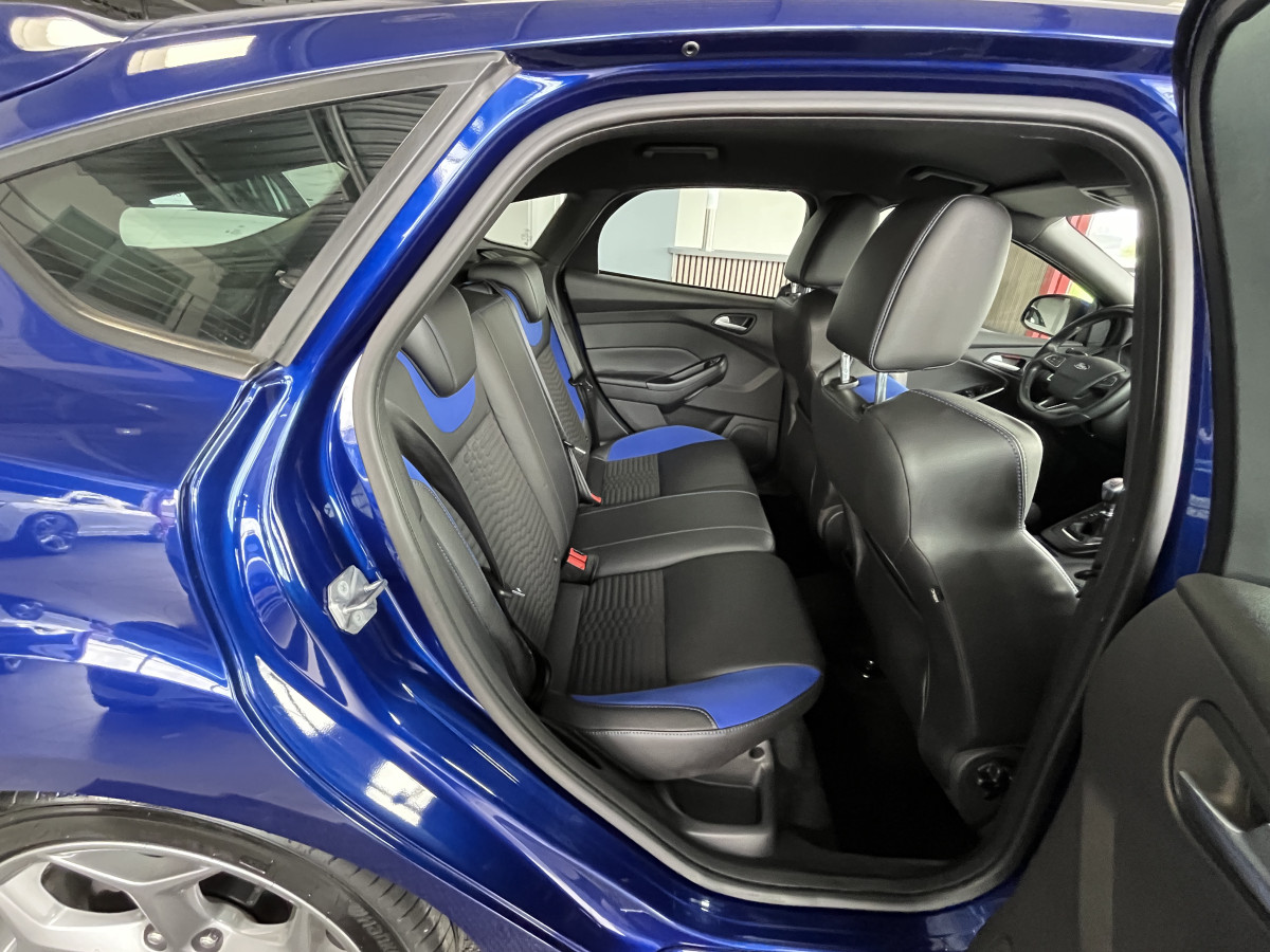 FORD FOCUS ST 2,0 250  GPS  APPLE CARPLAY  FEUX HALOGENE  KEYLESS  PARK PILOT PACK HIVER RECARO  BLUETOOTH EXCELLENT ETAT