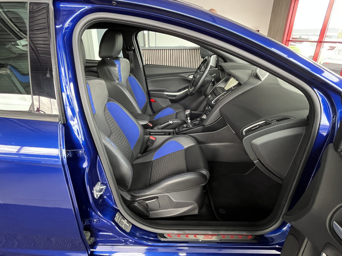 FORD FOCUS ST 2,0 250  GPS  APPLE CARPLAY  FEUX HALOGENE  KEYLESS  PARK PILOT PACK HIVER RECARO  BLUETOOTH EXCELLENT ETAT