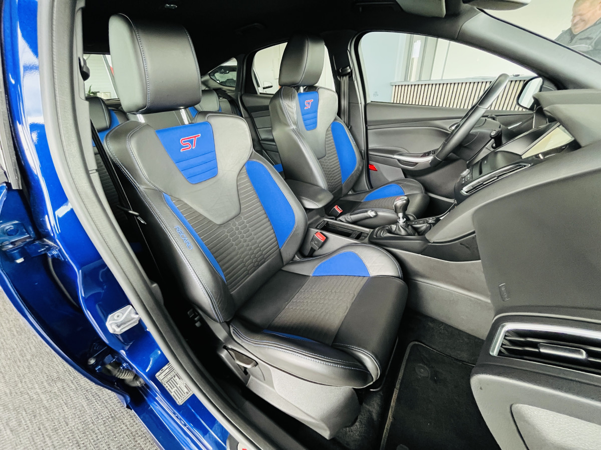 FORD FOCUS ST 2,0 250  GPS  APPLE CARPLAY  FEUX HALOGENE  KEYLESS  PARK PILOT PACK HIVER RECARO  BLUETOOTH EXCELLENT ETAT