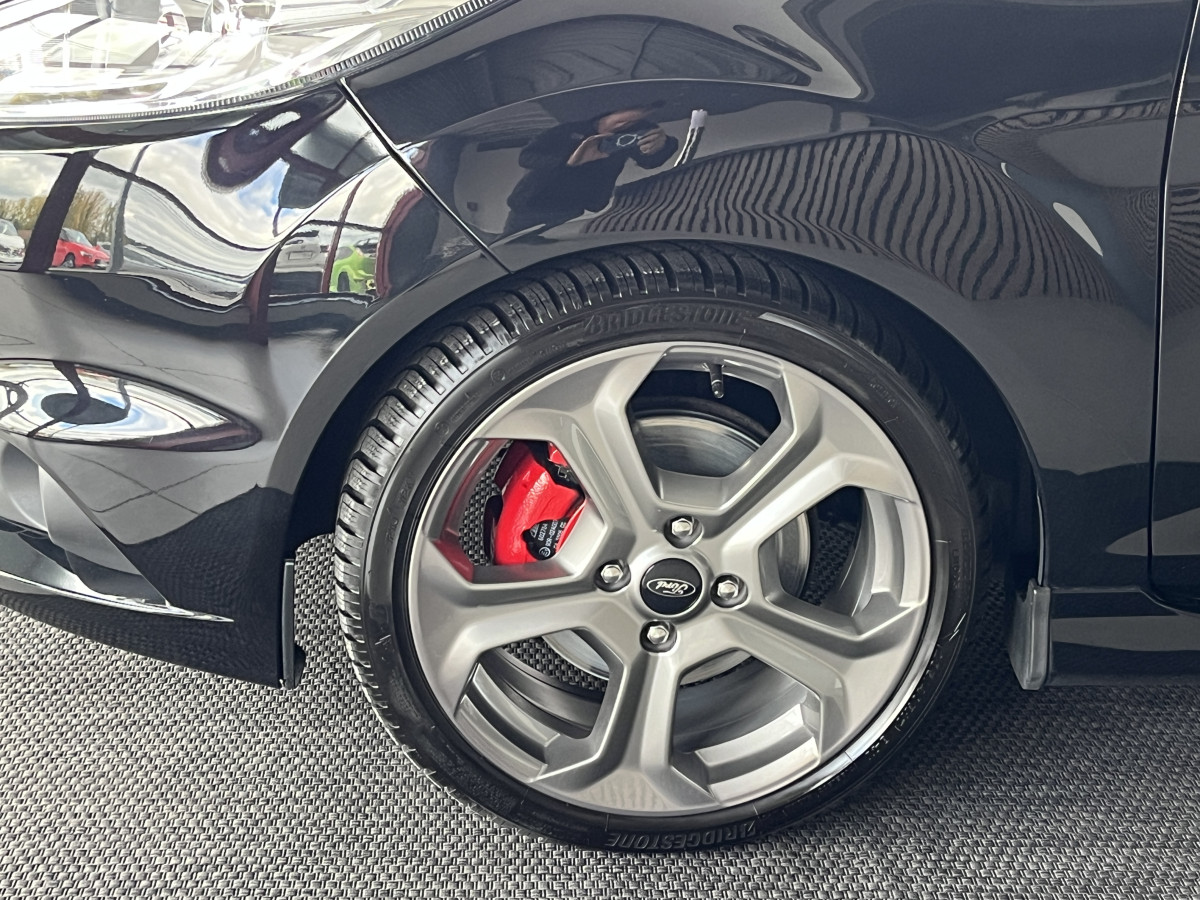 FORD FIESTA ST 1,6 182 PACK PERFORMANCE KEYLESS HIFI SONY PHARES HALOGENE JANTES 17 DANS UN EXCELLENT ETAT