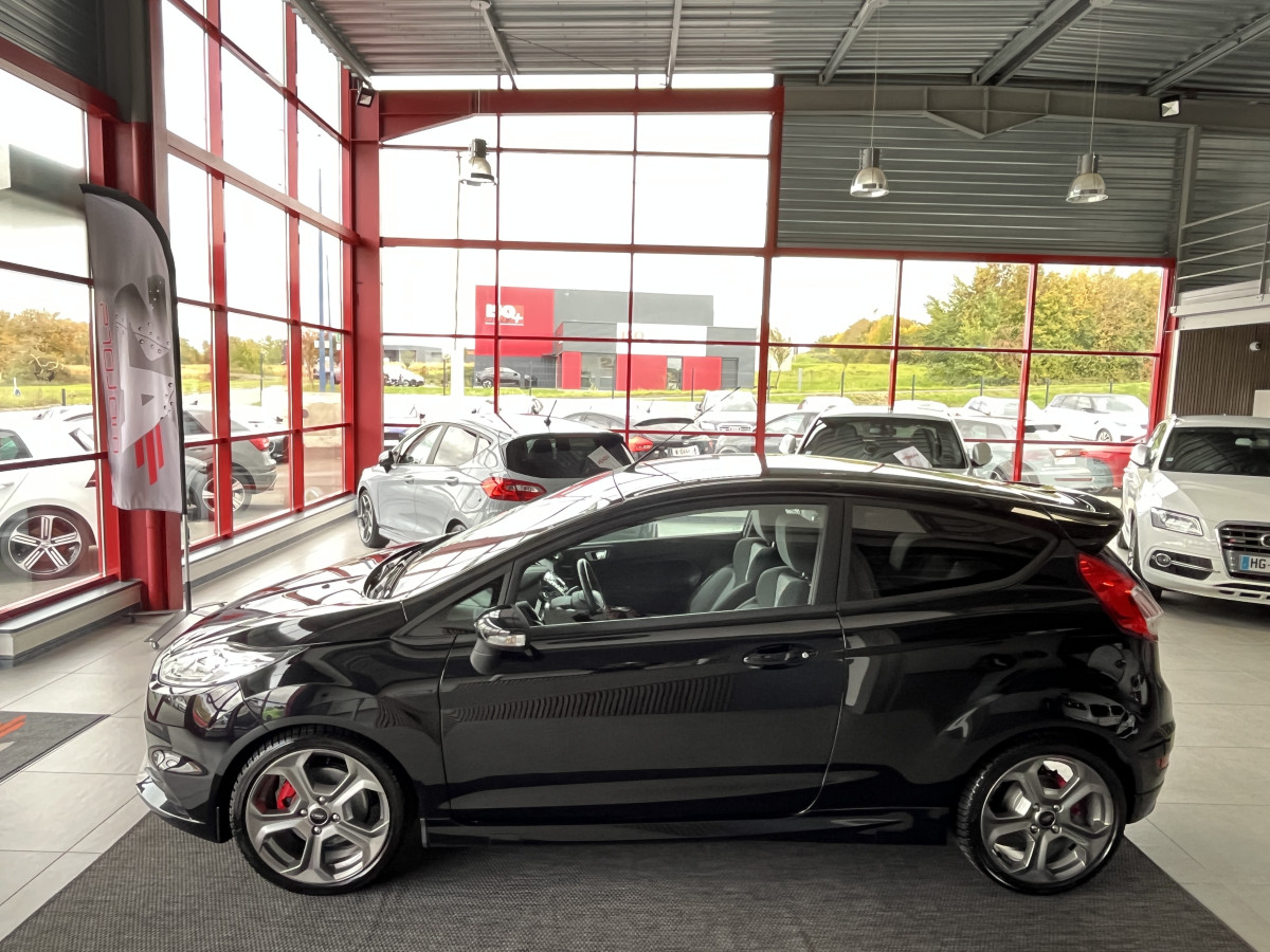 FORD FIESTA ST 1,6 182 PACK PERFORMANCE KEYLESS HIFI SONY PHARES HALOGENE JANTES 17 DANS UN EXCELLENT ETAT