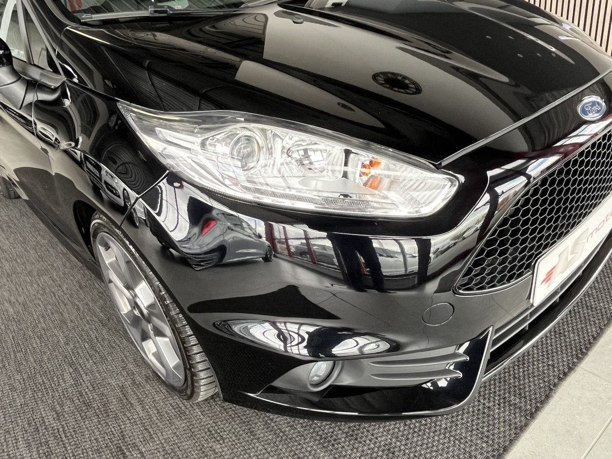 FORD FIESTA ST 1,6 182 PACK PERFORMANCE KEYLESS HIFI SONY PHARES HALOGENE JANTES 17 DANS UN EXCELLENT ETAT