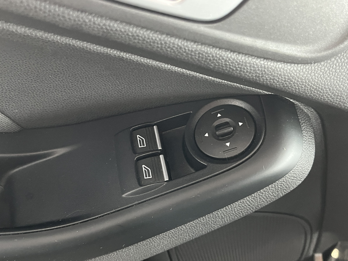 FORD FIESTA ST 1,6 182 PACK PERFORMANCE KEYLESS HIFI SONY PHARES HALOGENE JANTES 17 DANS UN EXCELLENT ETAT