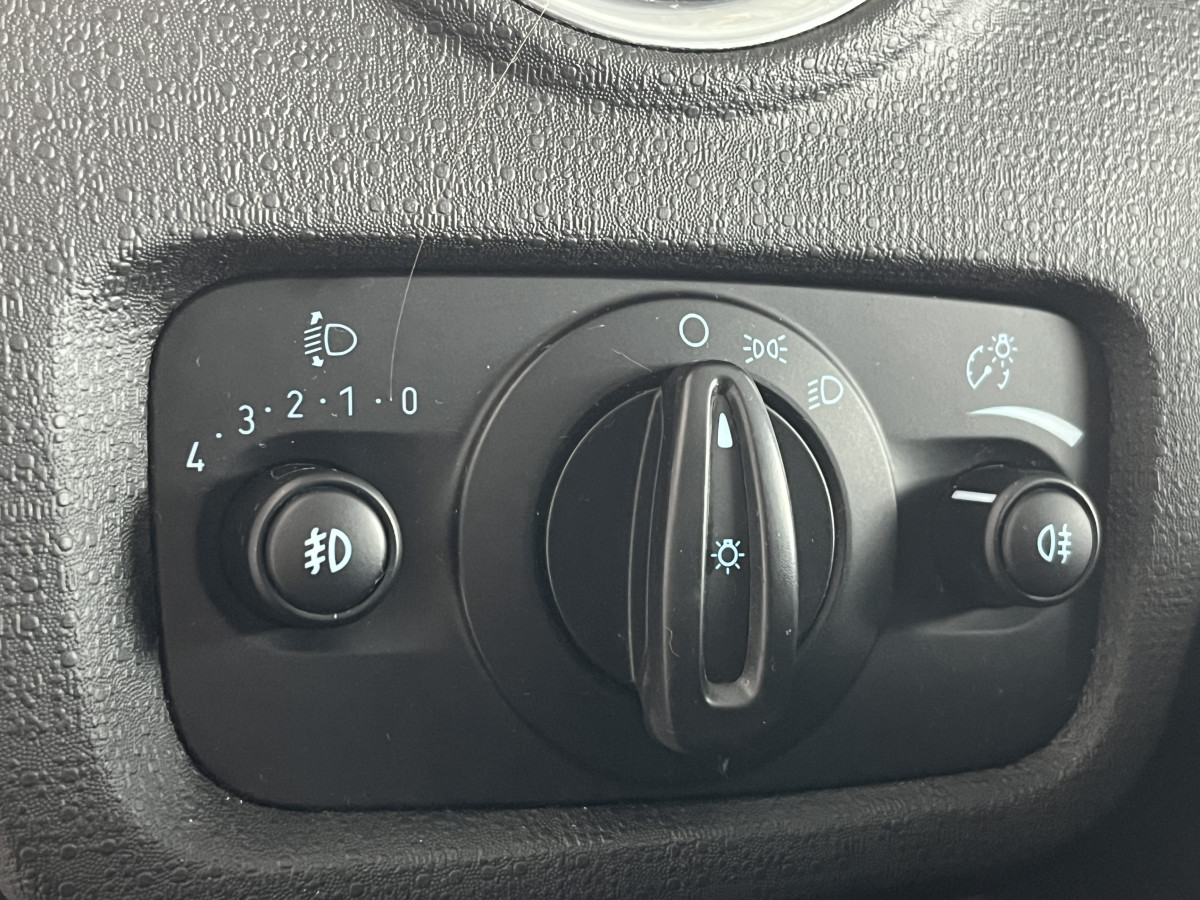 FORD FIESTA ST 1,6 182 PACK PERFORMANCE KEYLESS HIFI SONY PHARES HALOGENE JANTES 17 DANS UN EXCELLENT ETAT