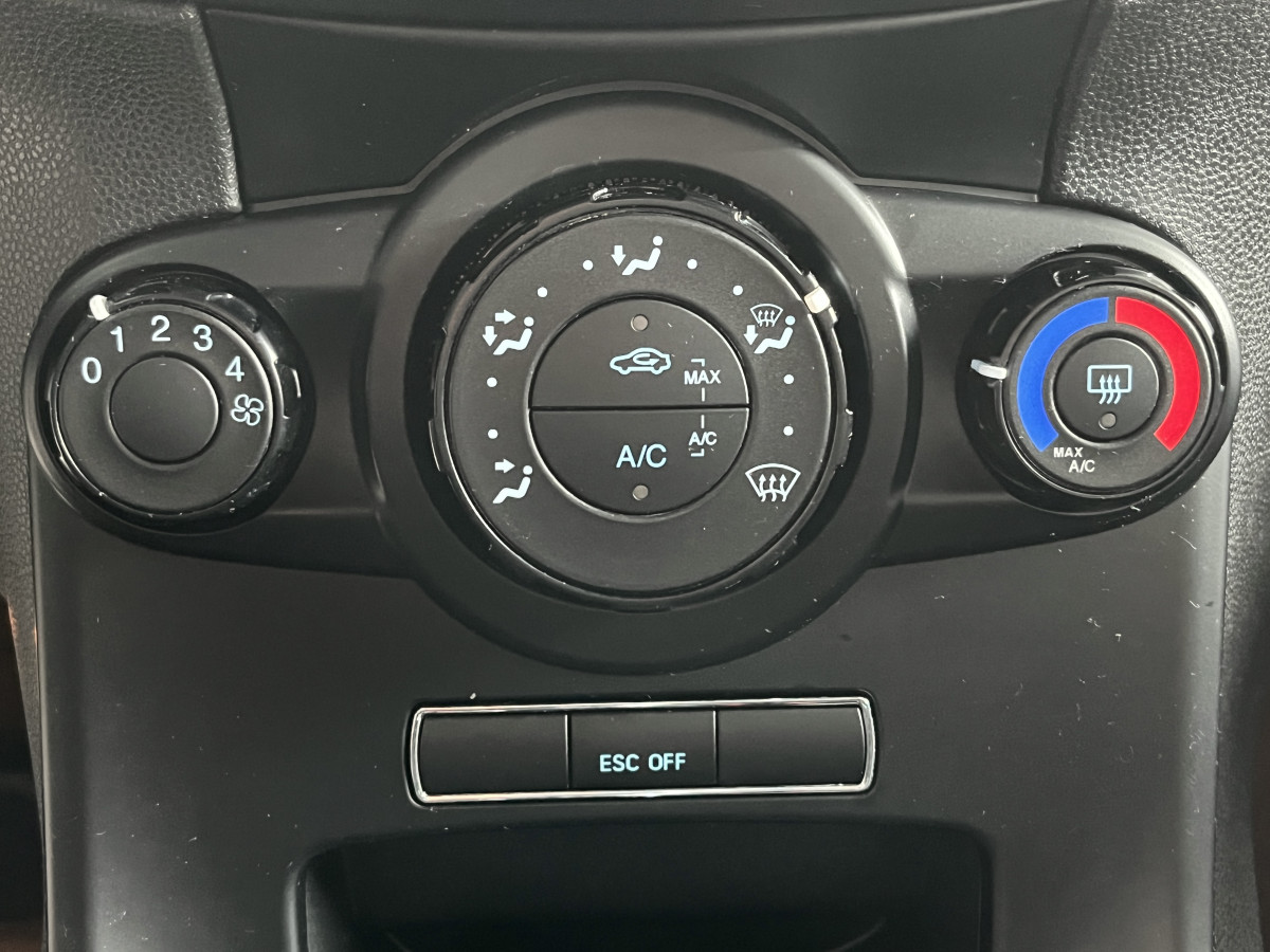 FORD FIESTA ST 1,6 182 PACK PERFORMANCE KEYLESS HIFI SONY PHARES HALOGENE JANTES 17 DANS UN EXCELLENT ETAT