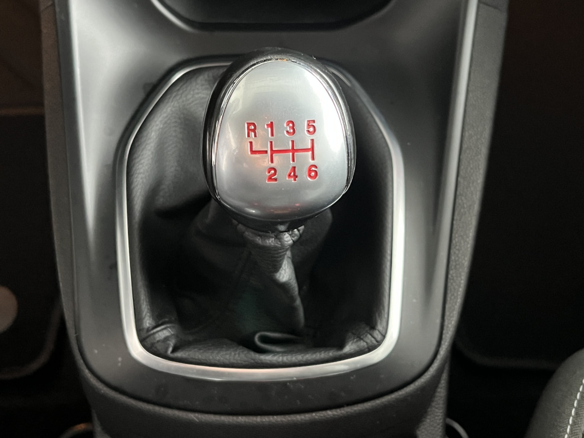 FORD FIESTA ST 1,6 182 PACK PERFORMANCE KEYLESS HIFI SONY PHARES HALOGENE JANTES 17 DANS UN EXCELLENT ETAT