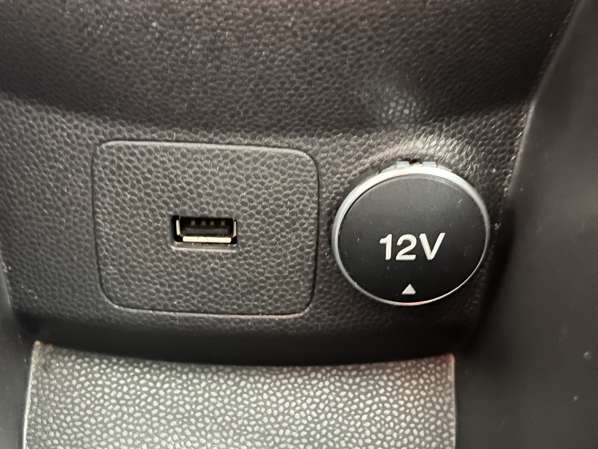 FORD FIESTA ST 1,6 182 PACK PERFORMANCE KEYLESS HIFI SONY PHARES HALOGENE JANTES 17 DANS UN EXCELLENT ETAT