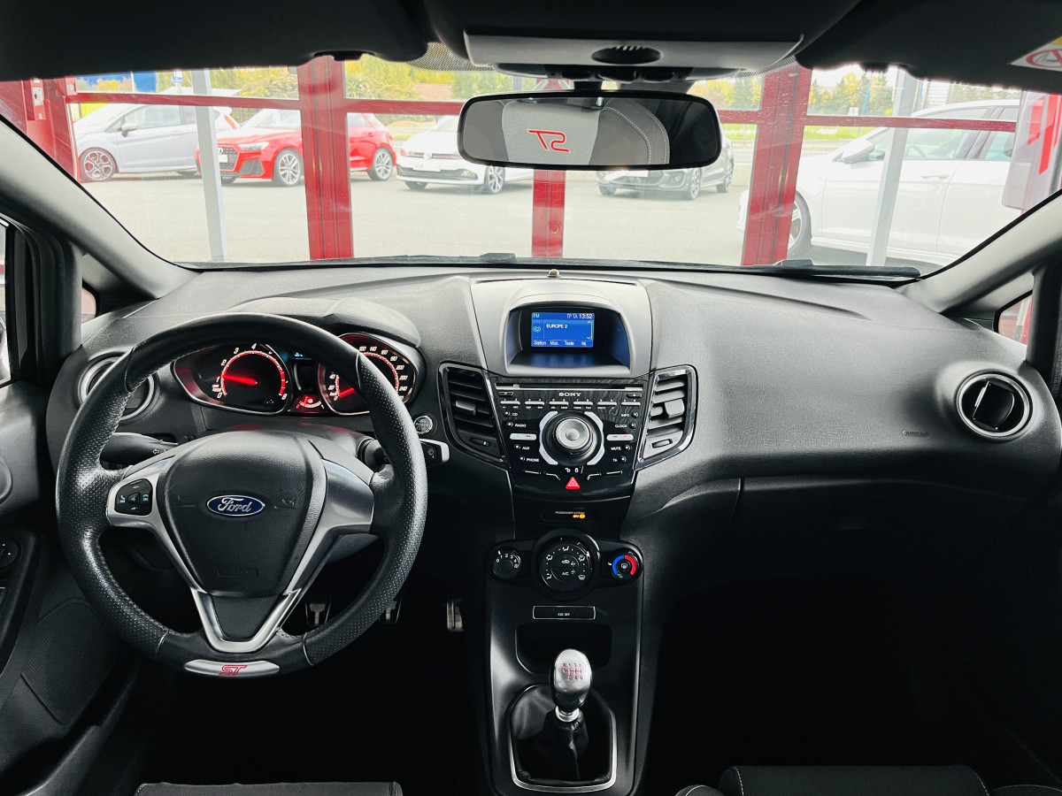 FORD FIESTA ST 1,6 182 PACK PERFORMANCE KEYLESS HIFI SONY PHARES HALOGENE JANTES 17 DANS UN EXCELLENT ETAT