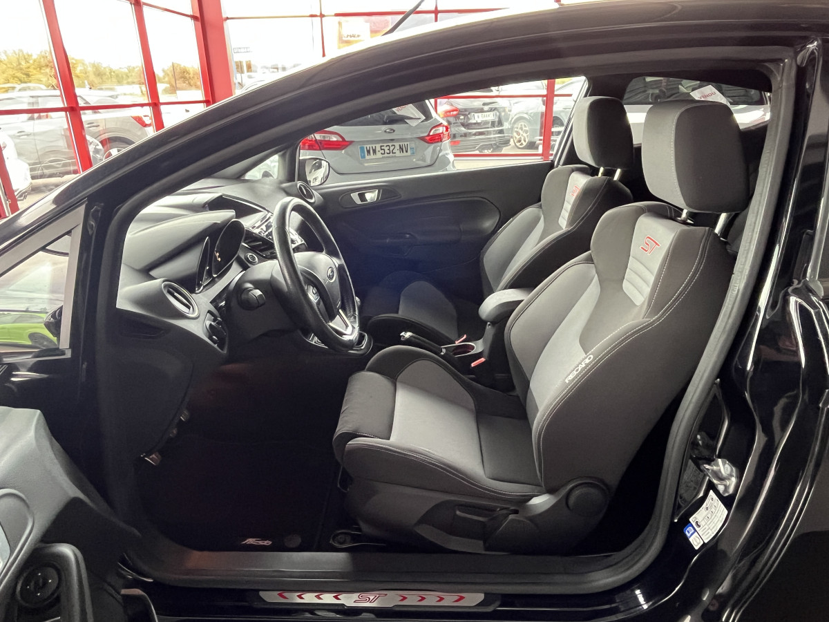 FORD FIESTA ST 1,6 182 PACK PERFORMANCE KEYLESS HIFI SONY PHARES HALOGENE JANTES 17 DANS UN EXCELLENT ETAT