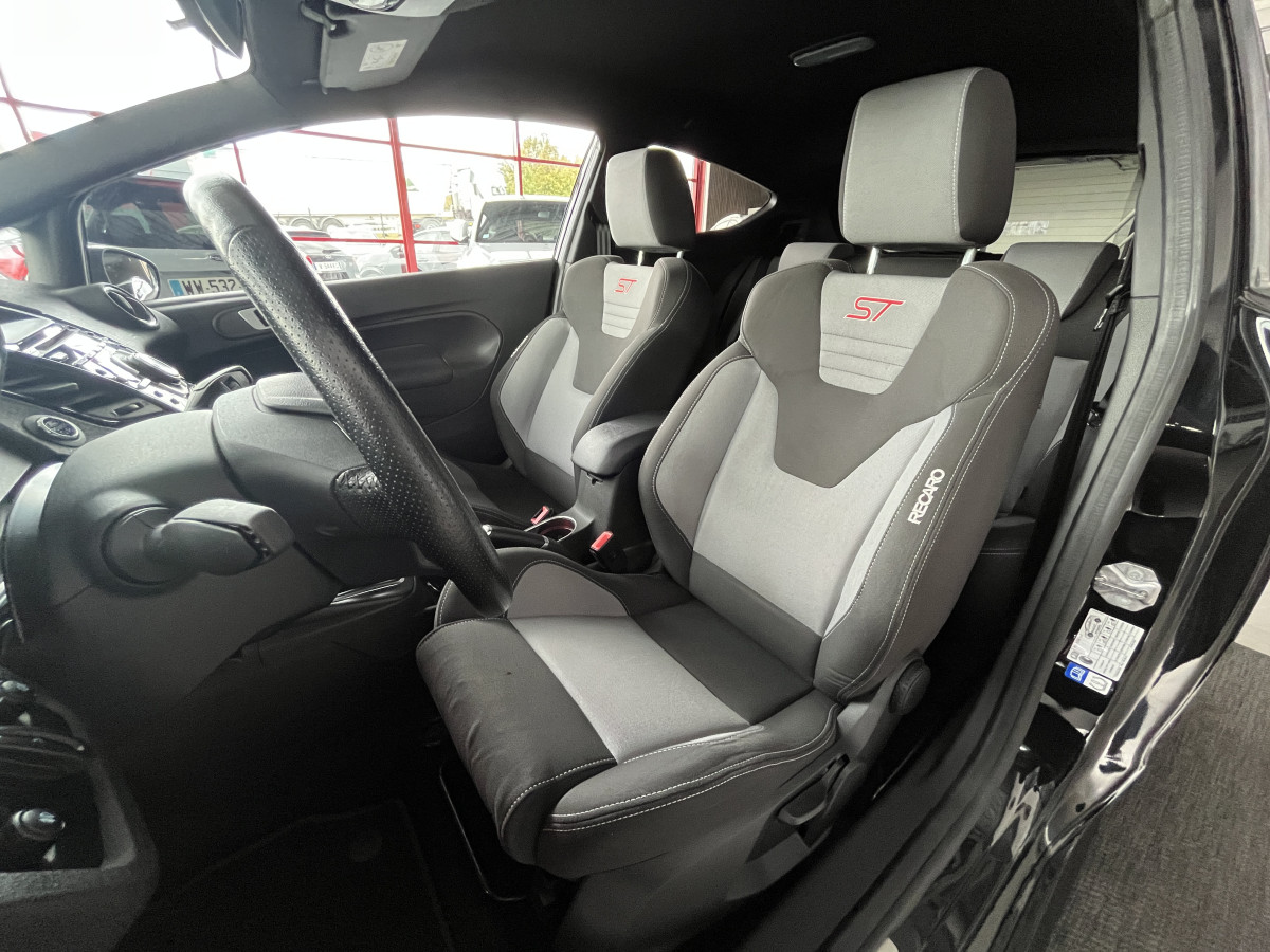 FORD FIESTA ST 1,6 182 PACK PERFORMANCE KEYLESS HIFI SONY PHARES HALOGENE JANTES 17 DANS UN EXCELLENT ETAT