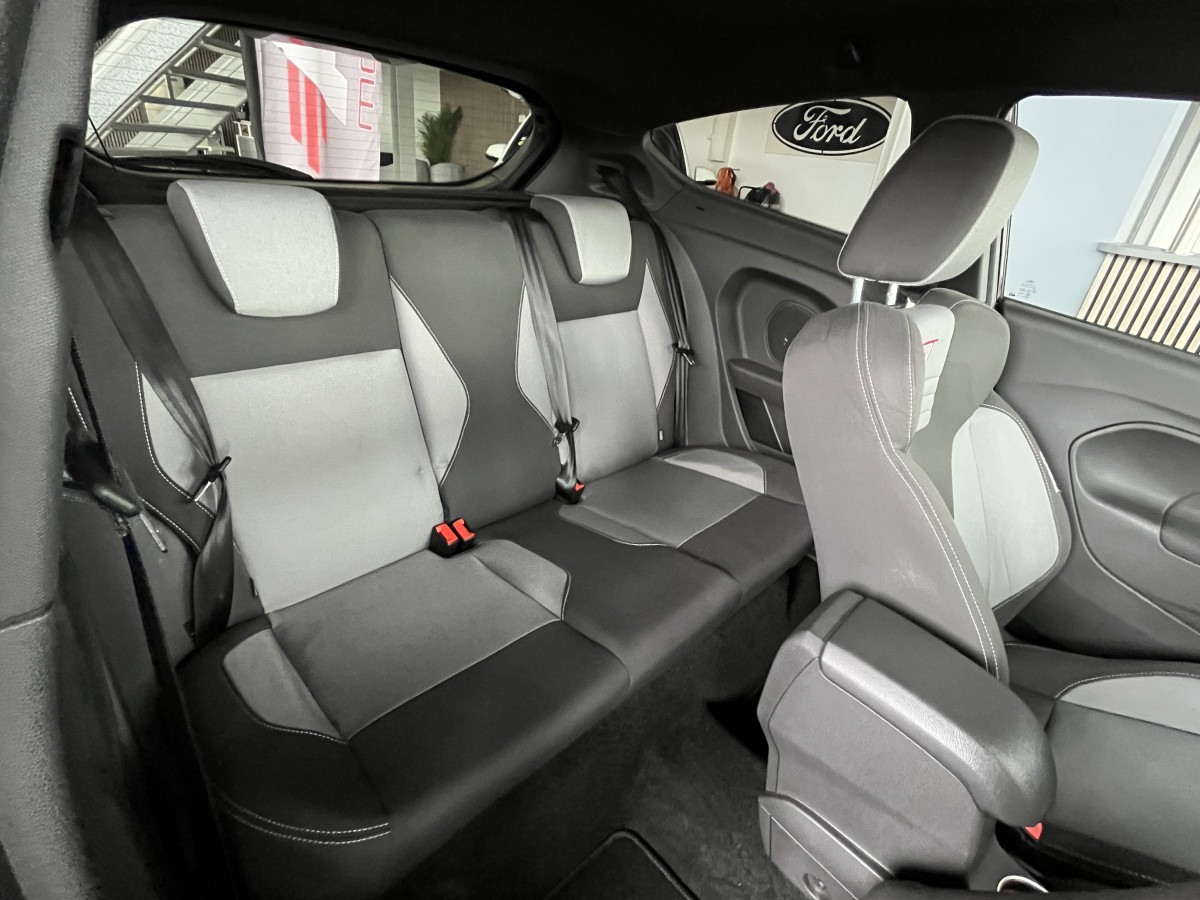 FORD FIESTA ST 1,6 182 PACK PERFORMANCE KEYLESS HIFI SONY PHARES HALOGENE JANTES 17 DANS UN EXCELLENT ETAT