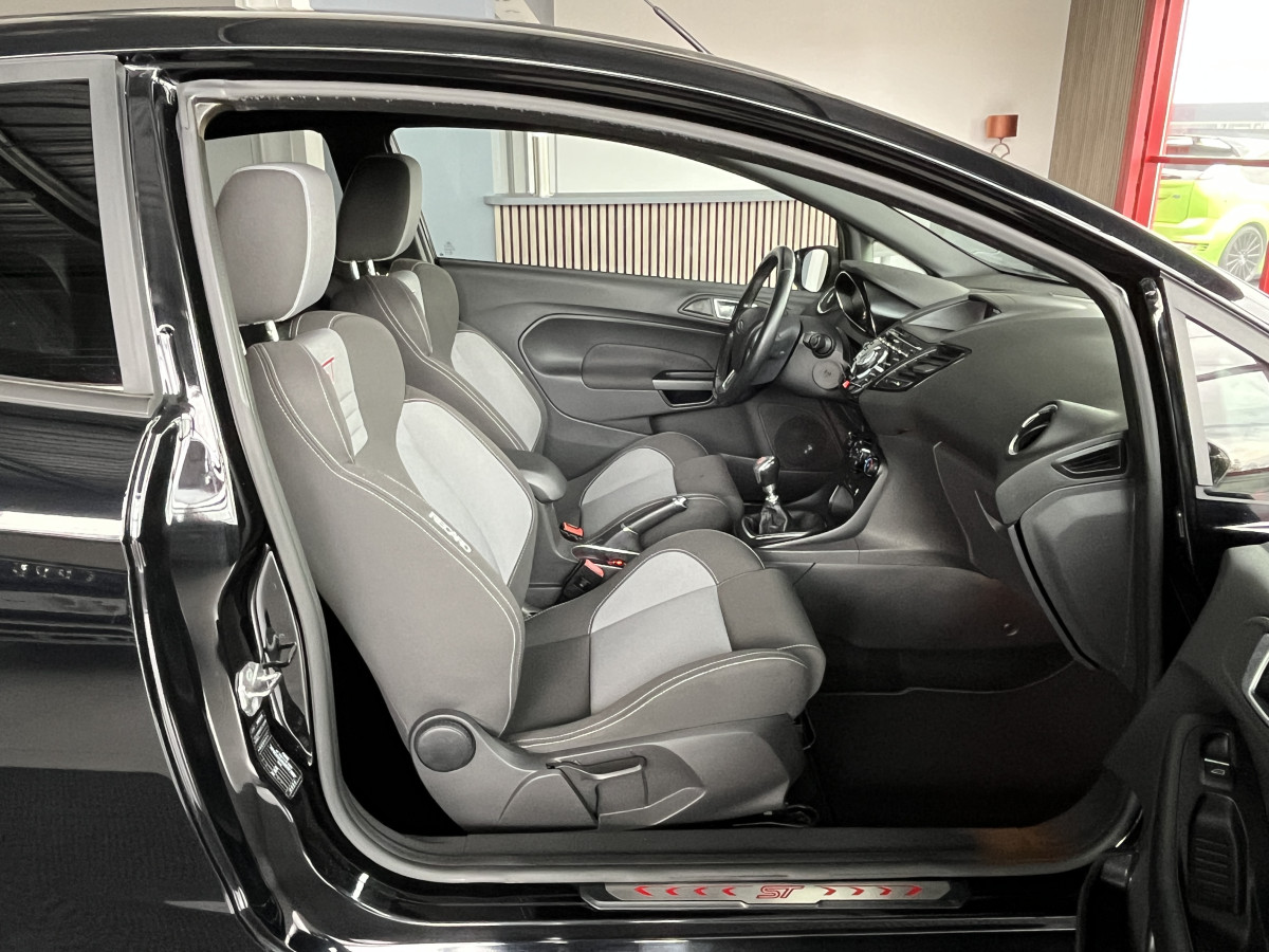 FORD FIESTA ST 1,6 182 PACK PERFORMANCE KEYLESS HIFI SONY PHARES HALOGENE JANTES 17 DANS UN EXCELLENT ETAT