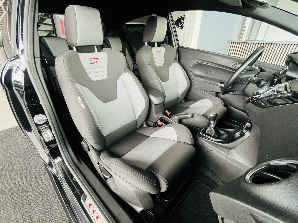 FORD FIESTA ST 1,6 182 PACK PERFORMANCE KEYLESS HIFI SONY PHARES HALOGENE JANTES 17 DANS UN EXCELLENT ETAT